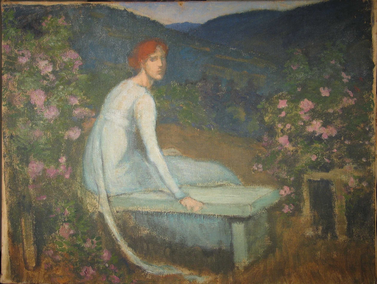 En en ung kvinne på en hagebenk omkranset av blomster. Grønne åser i bakgrunnen.