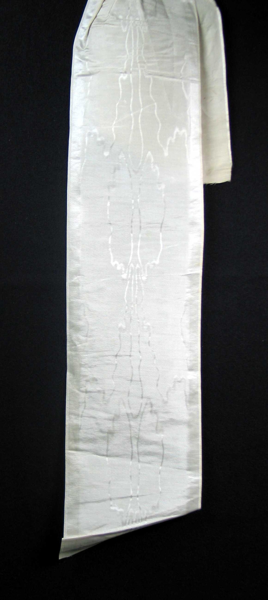 Begravelsessløyfe i hvit mønstret silke uten tekst.