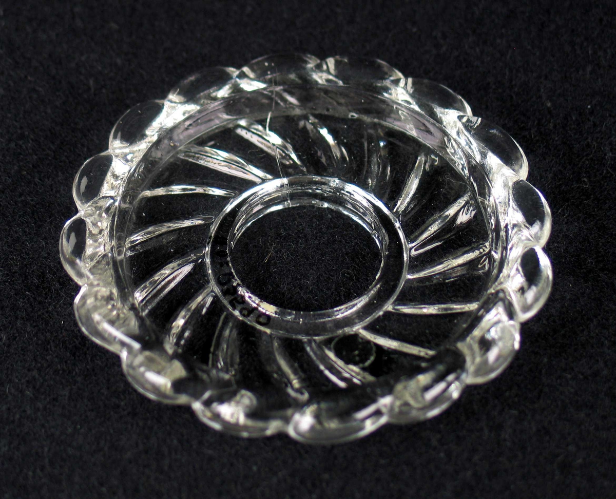 Skålformet lysmansjett i pressglass med tungekant.