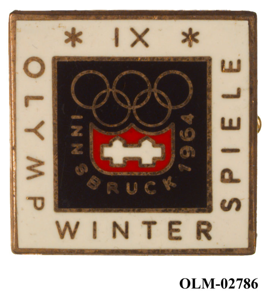 Merke med nål og logo for de olympiske vinterleker i Innsbruck i 1964. I logoen er det motiv av de olympiske ringene og byvåpenet til Innsbruck.