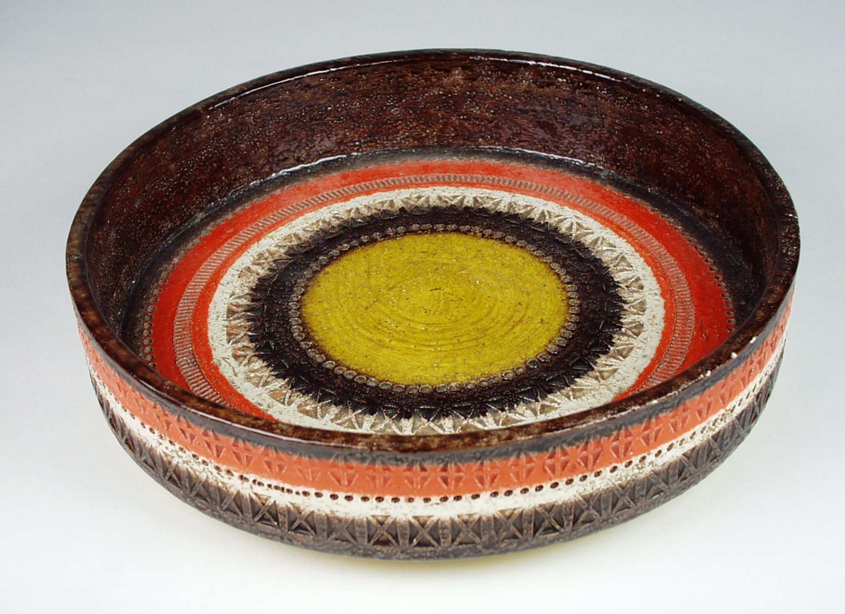 Kraftig keramikkfat med geometrisk dekor i godset.