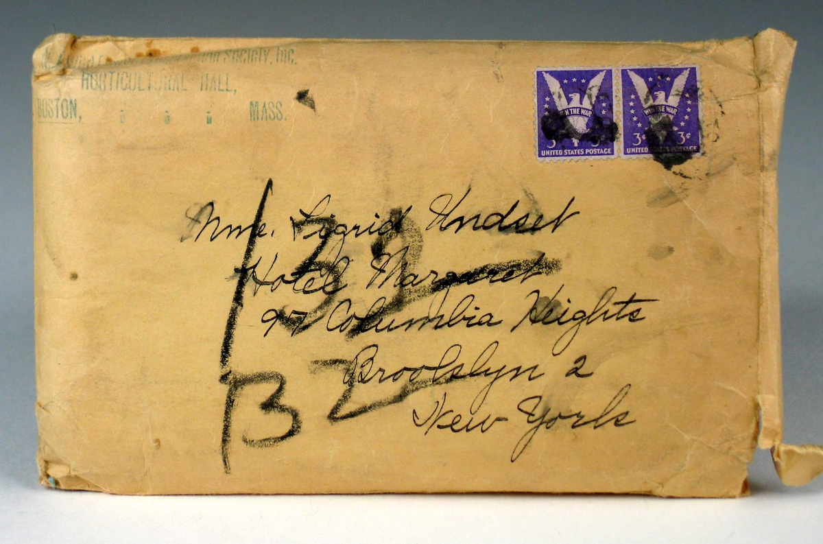 Brun konvolutt med to frimerker. Motivet på frimerket er en fredsdue med teksten: Win the war. 