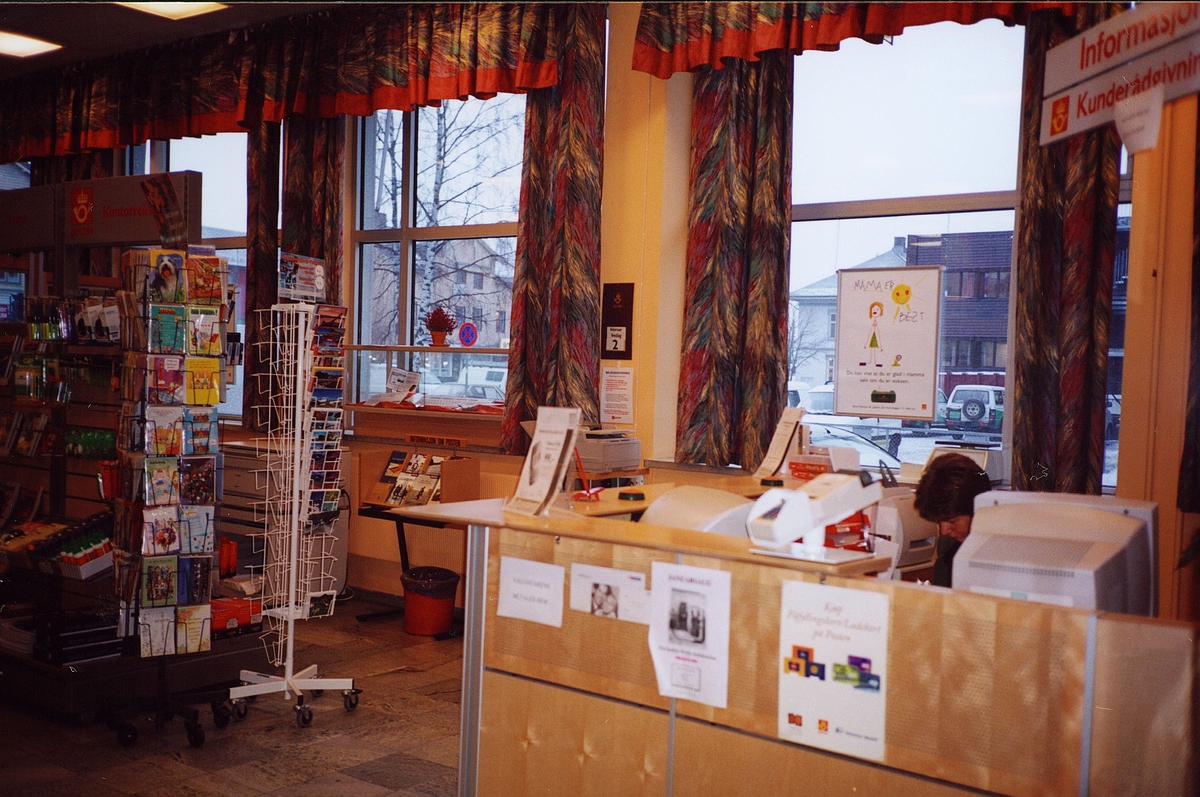 interiør, postkontor, 2000 Lillestrøm, interiør, skranke, reoler med bøker, CD-plater, kontorrekvisita, stativ med postkort, pilotprosjekt for posthandel