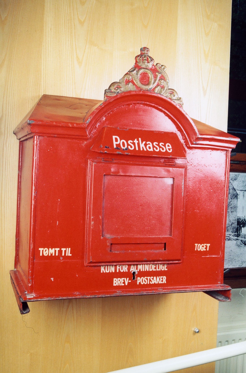 postmuseet, gjenstander, postkasse, stor kasse med plakat, for tømmeapparat, Tømt til toget, Kun for almindelige brev - postsaker