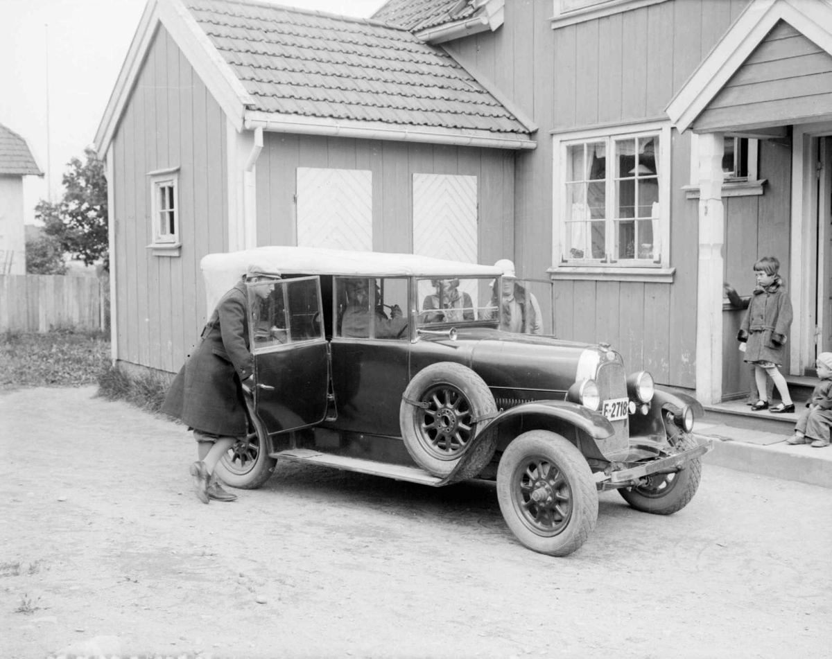 Far og mor Berge reiseklar. 1930. Fiat 501 E-2718.