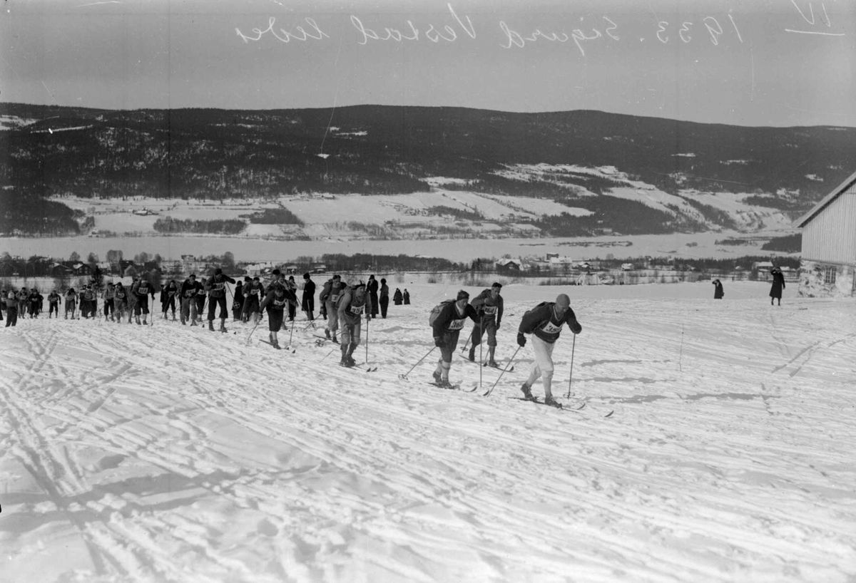 Birkebeinerrennet 1933. Start på Lysgårdsjordet. Fra høyre: Sigurd Vestad, Oscar Fredriksen, Kåre Hatten, Arne Rustadstuen, Trygve Beisvåg.