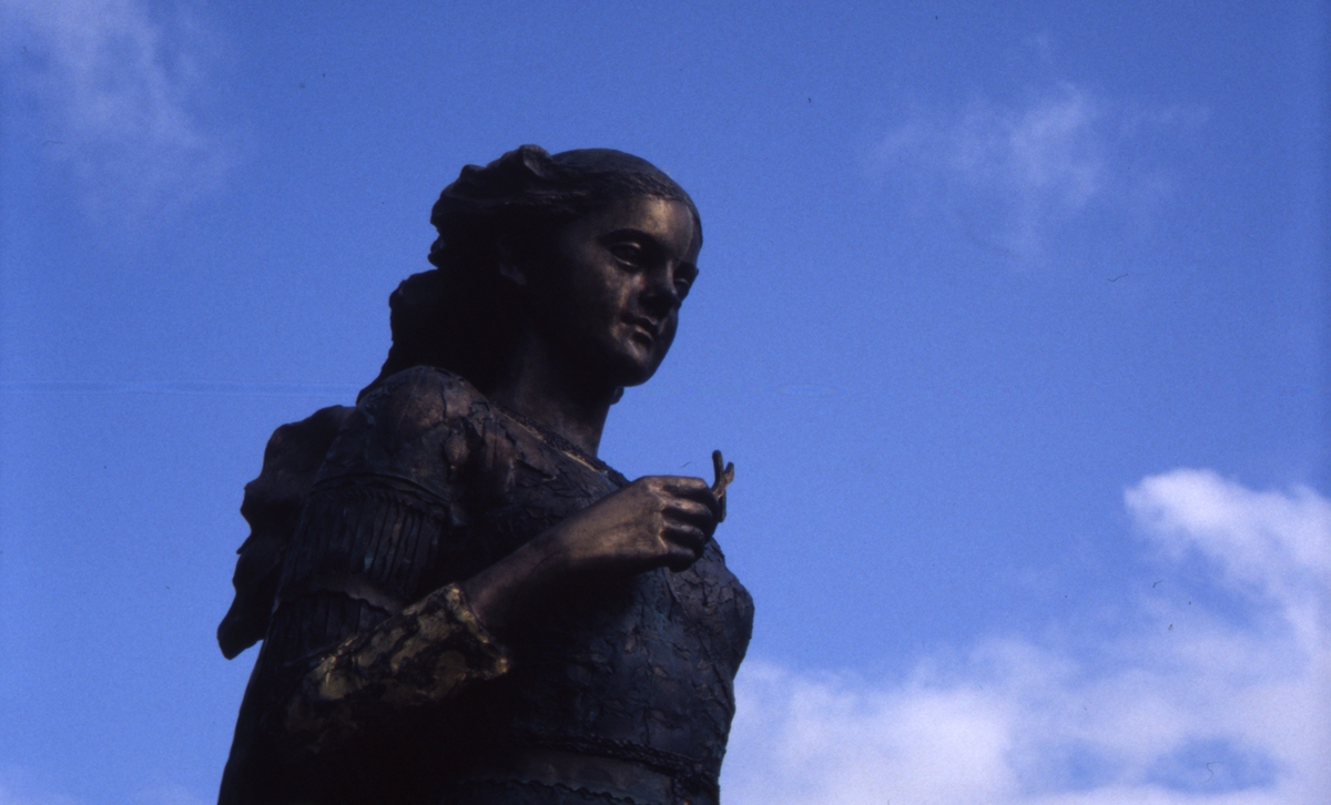 DOK:1995, Sel, Kristin Lavransdatter, statue,