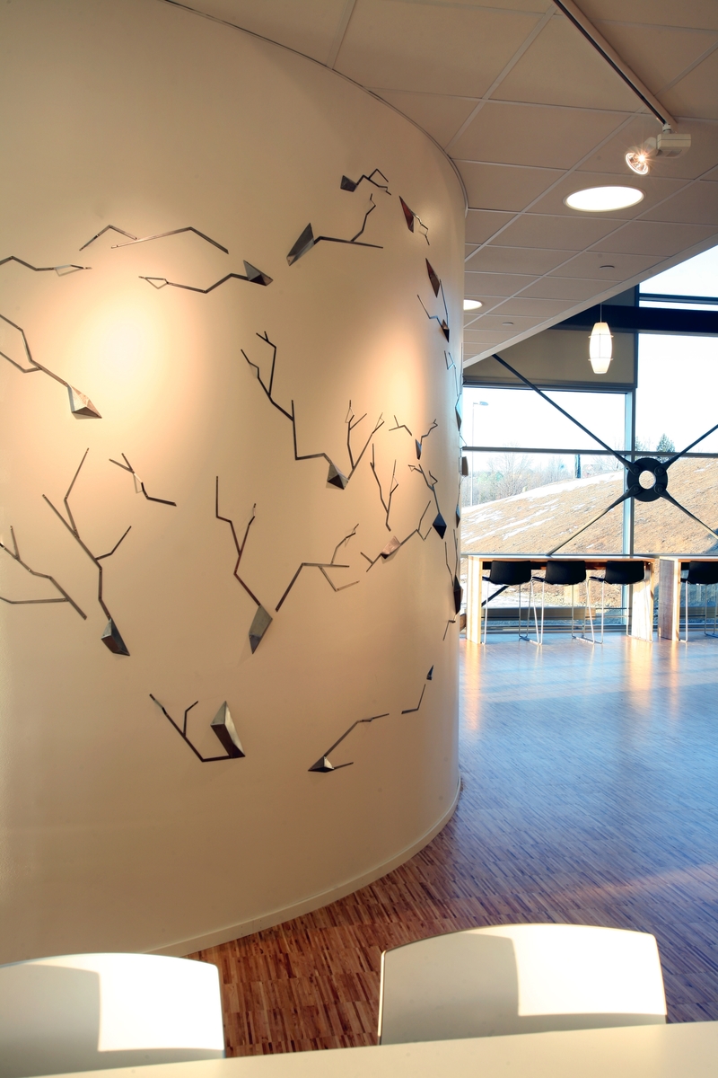 Ole Olsen Ansgar har laget en installasjon med utgangspunkt i det grafiske uttrykket bjørkeris lager mot snøen. De utsatte og værbitte bjørkene har sin egen rytmiske poesi, og lager uttrykksfulle, svarte streker i landskapet. På samme tid tilbyr de beskyttelse mot vær og vind. Veggskulpturen er laget ved hjelp av formelementer i rustfritt stål og stål.