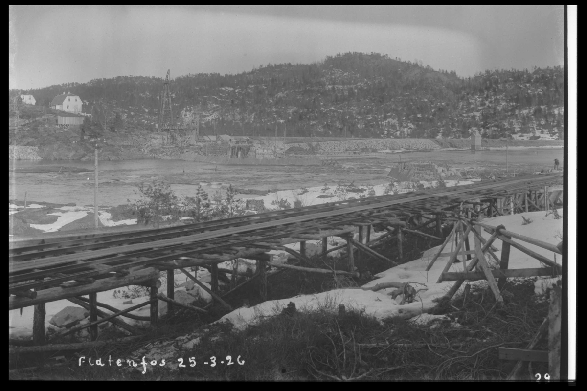 Arendal Fossekompani i begynnelsen av 1900-tallet
CD merket 0010, Bilde: 26
Sted: Flatenfoss i 1926
Beskrivelse: Transportbane til steinbruddet på Olsbusida