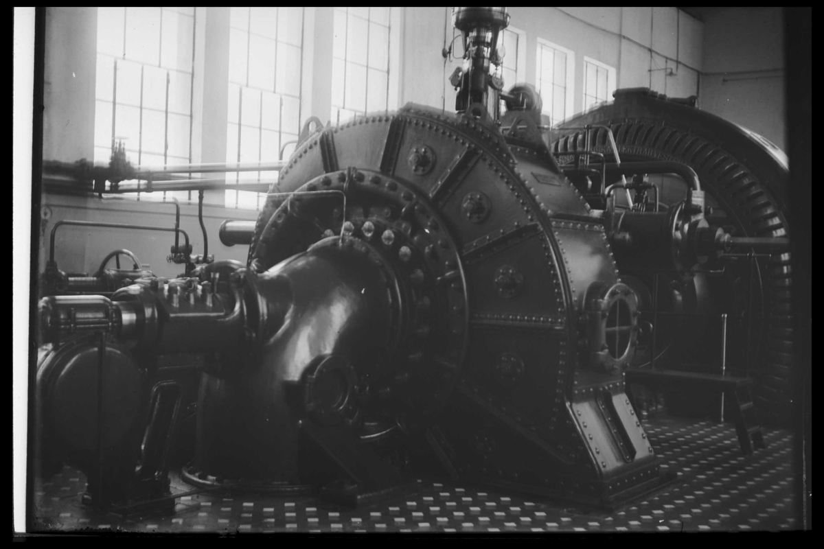 Arendal Fossekompani i begynnelsen av 1900-tallet
CD merket 0469, Bilde: 32
Sted: Bøylefoss
Beskrivelse: Salen med de gamle tyske turbinene