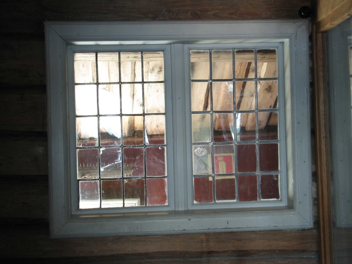 Merdøgaard, våningshuset. Invendig vindu i 2. etg. ut mot svalgangen på husets sørside. Vindu i barokkstil, mens de utvendige vinduene er skiftet til empirevinduer. 