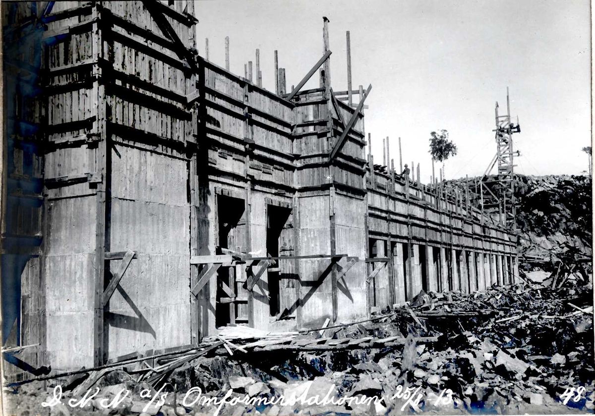 "25/08-1913" Nitriden. Underetasjen for omformerstasjonen ferdig støpt. Heisanordning for betong.