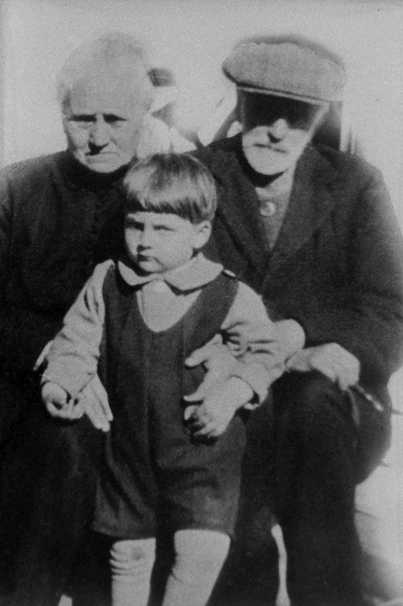 Bilder fra Birkenes kommune
M. T. og H. Mollestad med første barnebarn i 1929