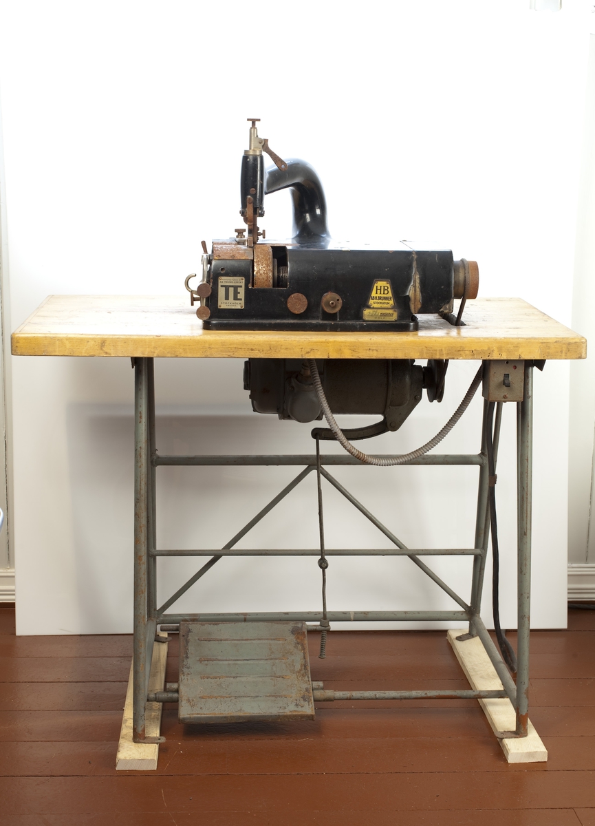 Maskinen brukes til å skjære/ tynne skinnkantene på læret til skoene. Den skjærte til formen på læret som ble brukt på sålen.
