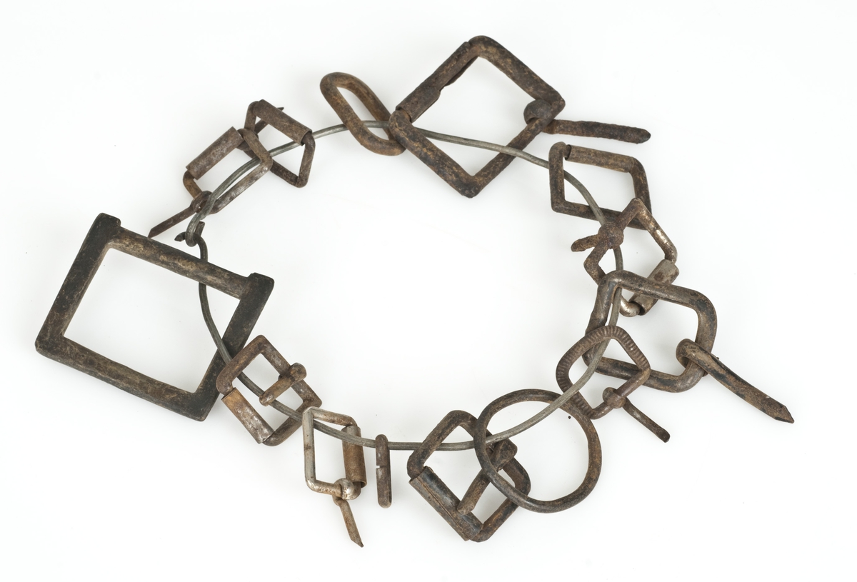 14 beltespenner og to nøkler bundet sammen med ståltråd.