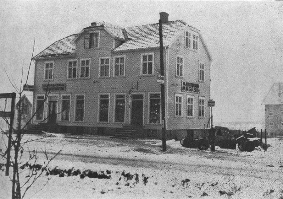 Kristensens Magasin i Villa "ROM". Venstre delen av bygningen holdt A/S Guri Fiskerud Manufakturforretning til.