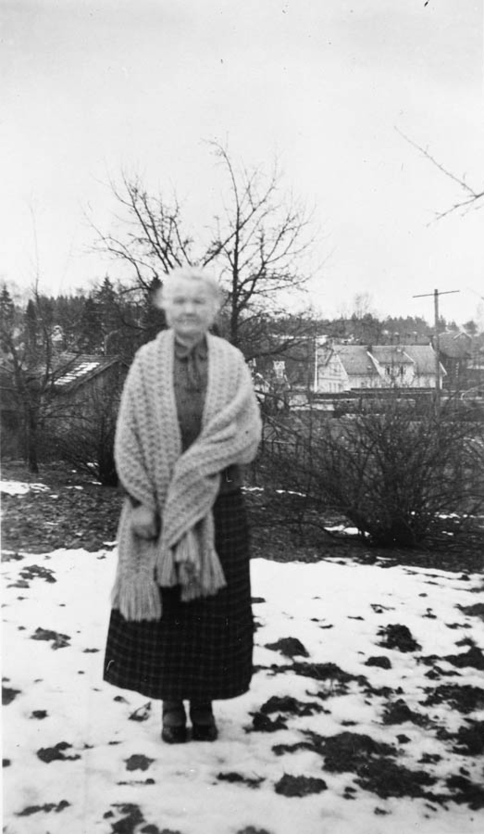 Gunnhild Schjønberg med Ski stasjon i bakgrunnen.