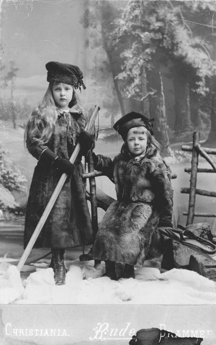 Døtrene til dr. Klouman (stående: Jonna Ulrica, Else Marie.