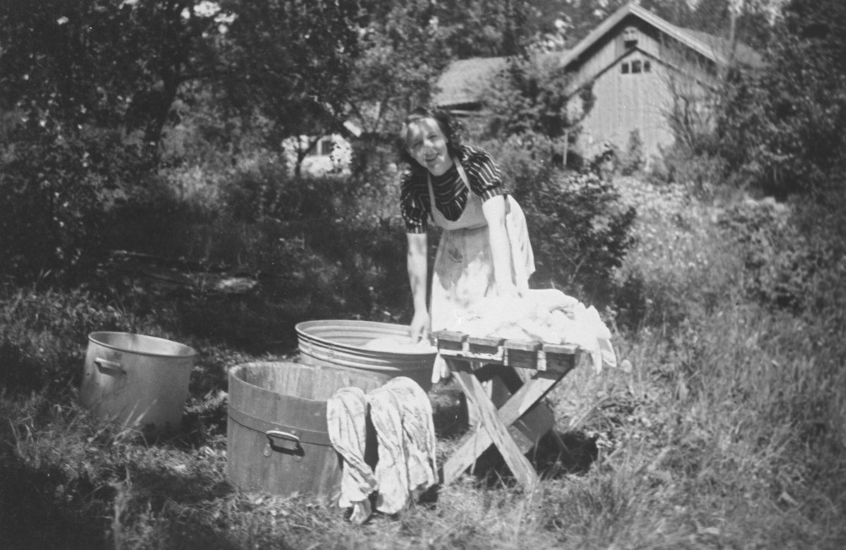 Storvask (klevask) ved brønn i haven med baljer