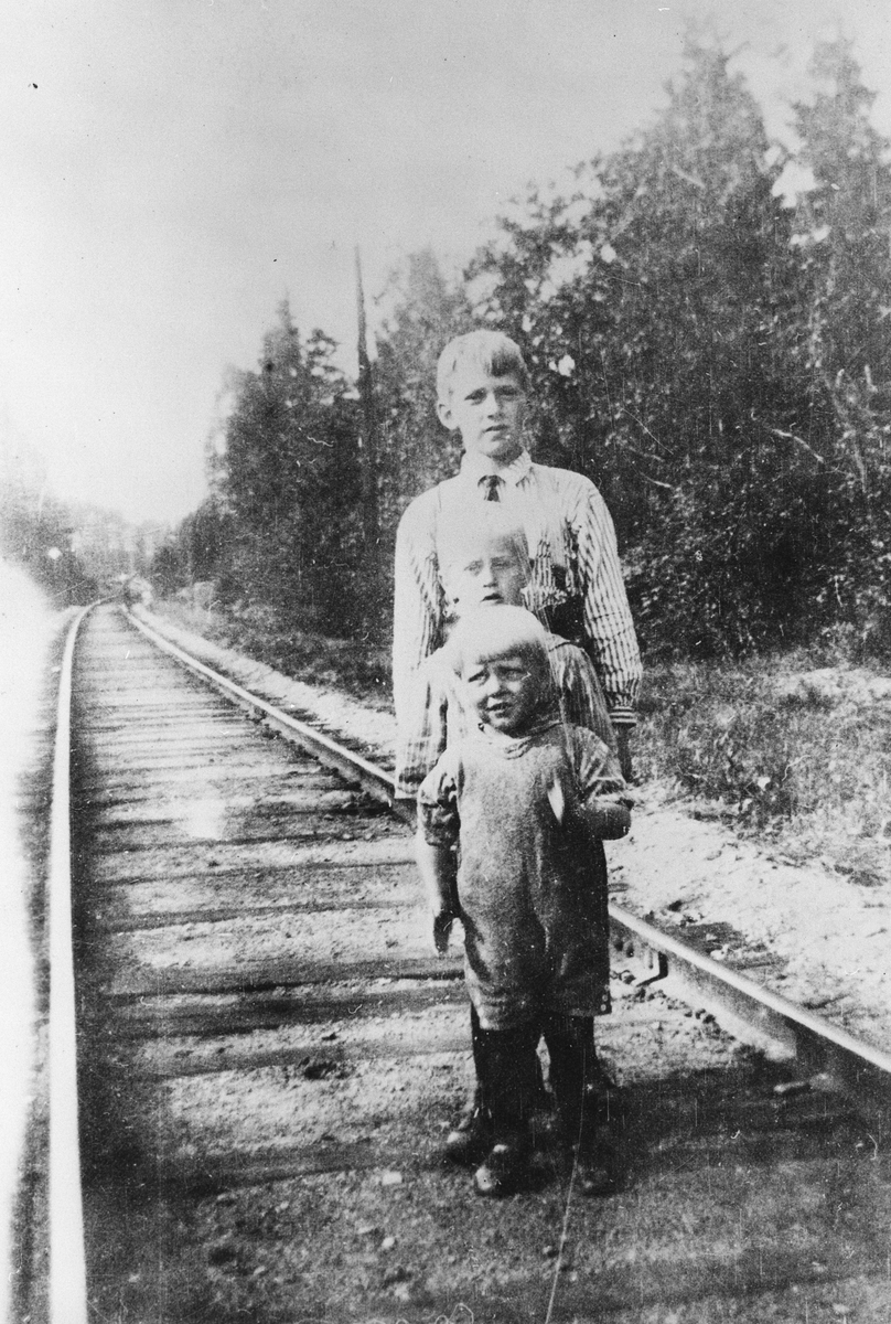 Tre barn på jernbanelinja.