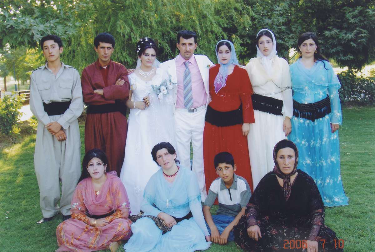 Brud fra Kurdistan (Irak), med brudgommens familie fra Iran. Alle er pyntet i kurdisk festtøy fra Iran og Irak. 