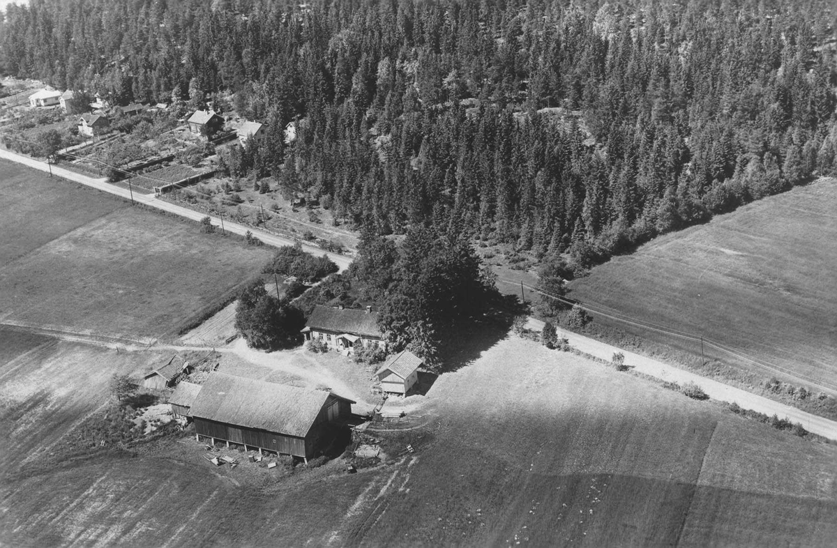 Flyfoto av Sørli øvre gård.  Gamleveien går bak gården.