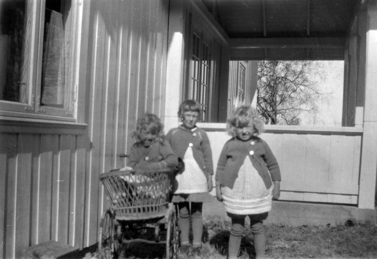 Tre jenter med dokkevogn. Avbildet Tora, Kari og Else Ljøgodt Helsingeng.