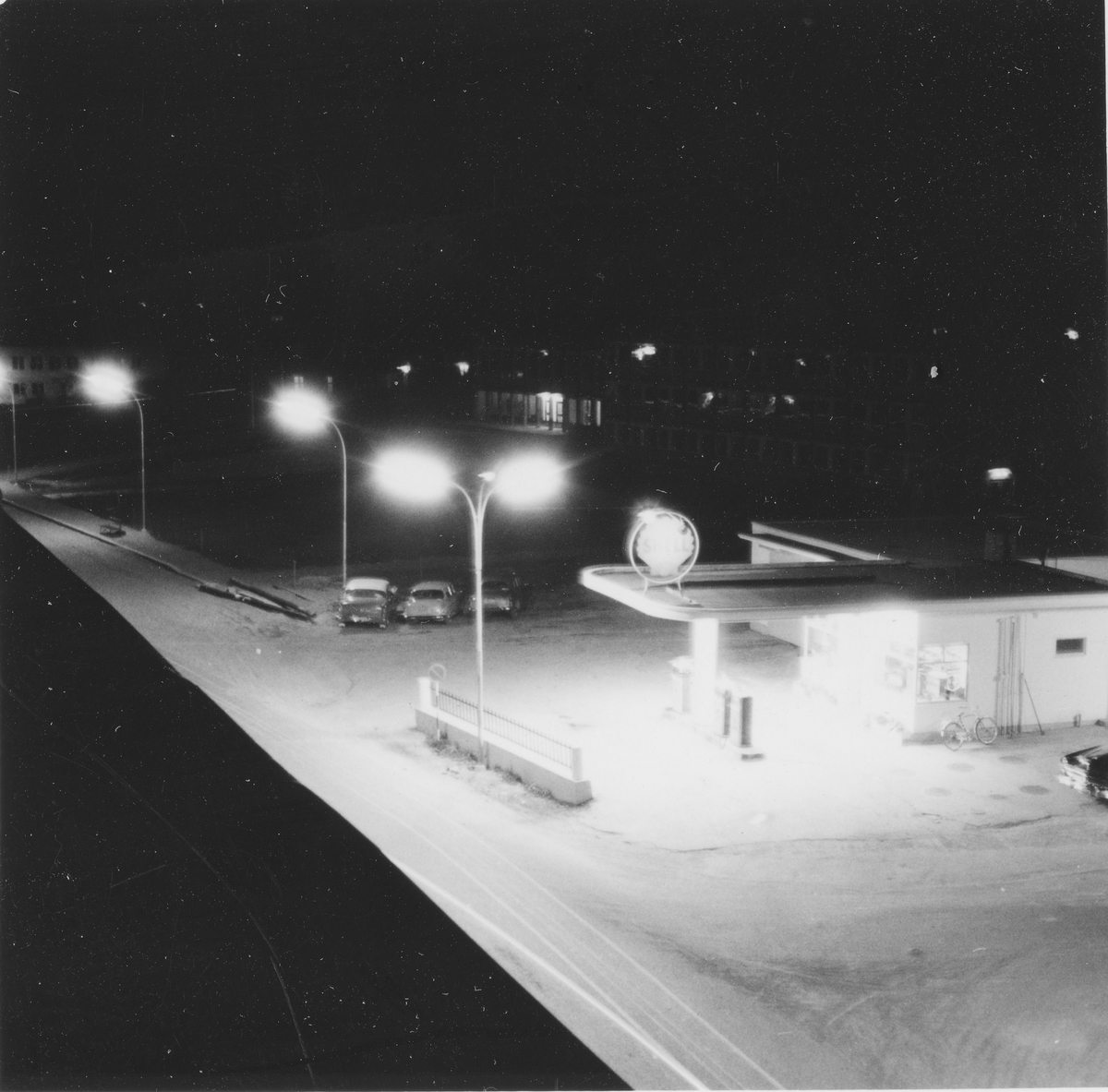 Belysning av Strømsveien, tatt fra samfunnsbygninge, Shell-stasjon. 10. september 1959.