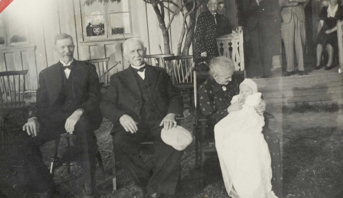Besteforeldre med dåpsbarn i 1947