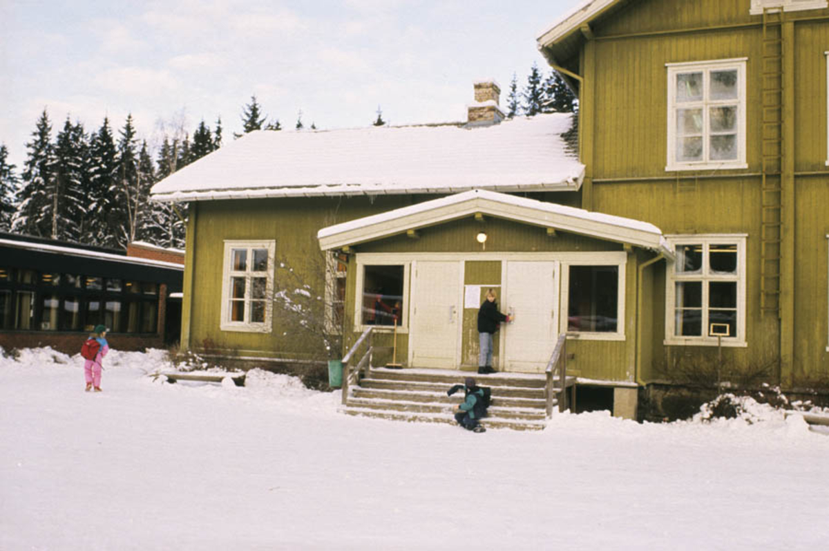 Skole elever foran skolen i Hurdal. Vinter ekst.