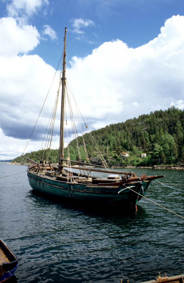 Oslofjorden. Fortøyd veteranbåt, treskute med en mast. 