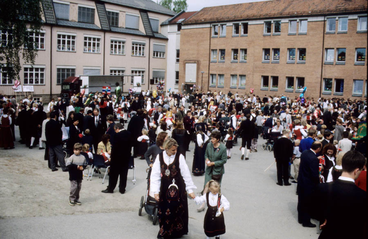 17. mai - feiring på Sagdalen skole. Menneskemengde på skoleplassen