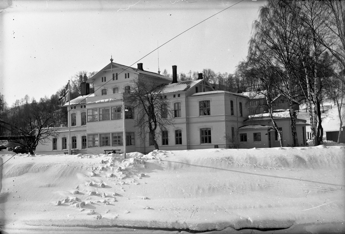 Eidsvoll stasjon vinterstid. Bilde tatt fra isen ute i Vorma.