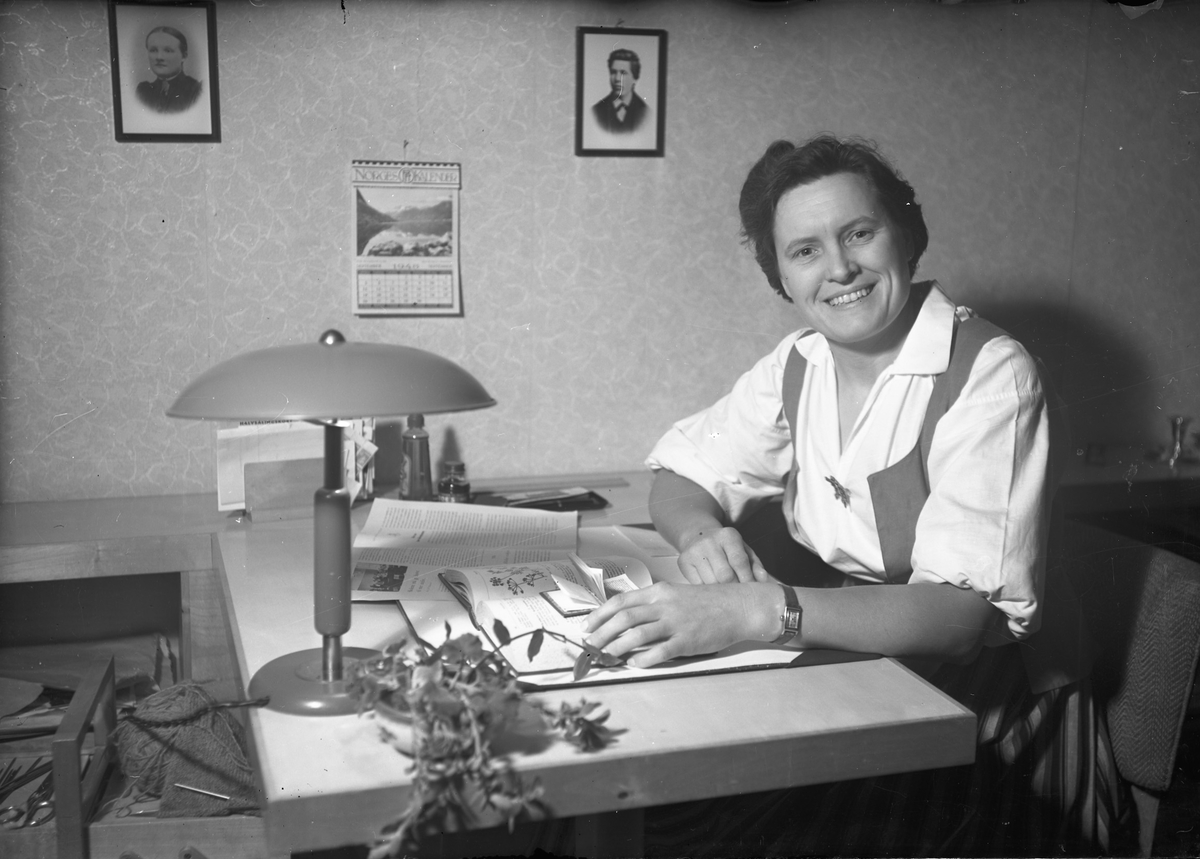 Kvinne på kontor. Kalenderen viser september 1948.