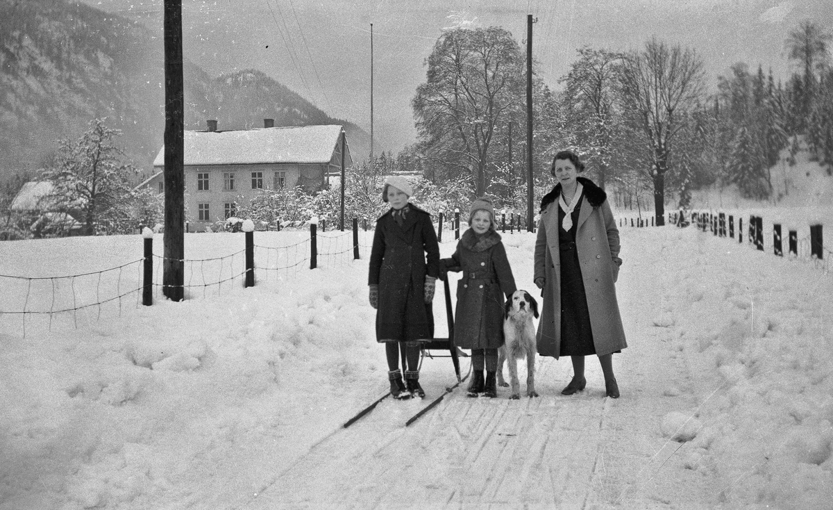 Kvinne og barn i vinterlandskap.