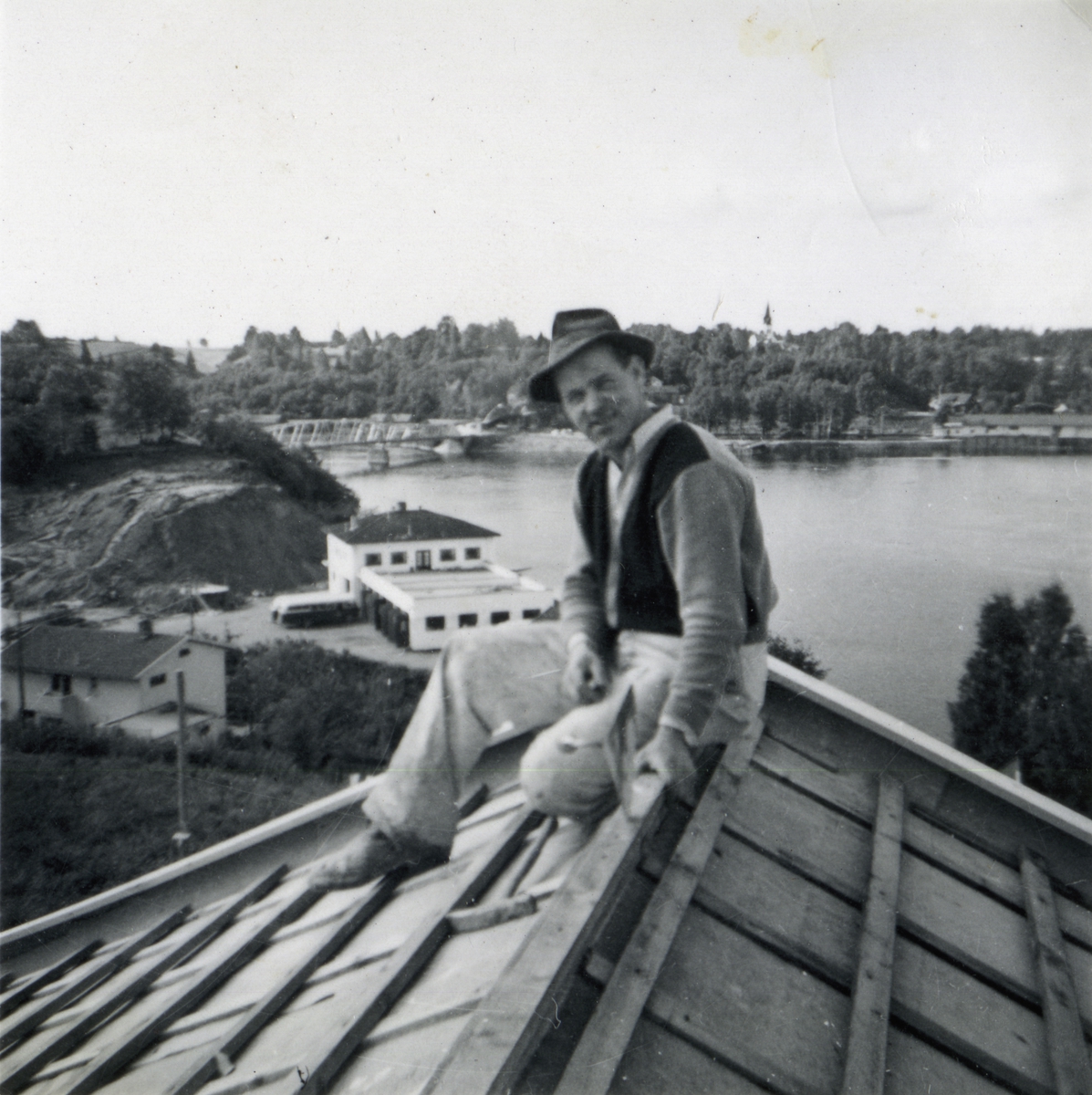 Husbygging i Sundet tidlig på 1950-tallet. Georg Hansen på bildene.