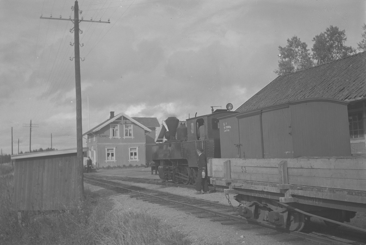 Lok 5 Bjørkelangen skifter på Hemnes stasjon.
