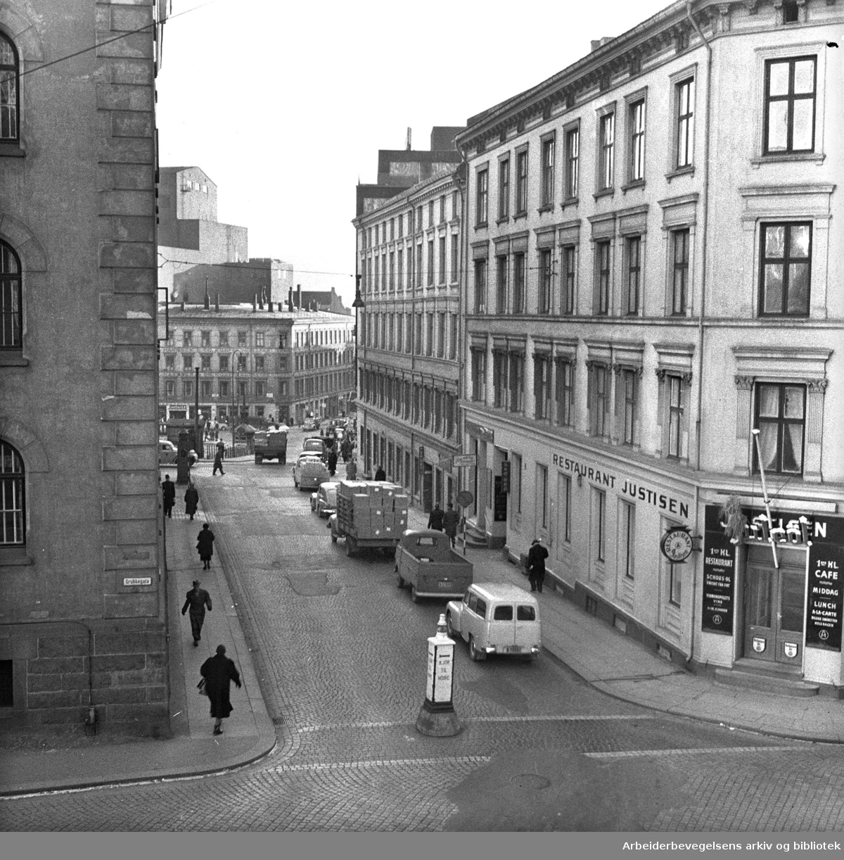 Pløens gate med restaurant Justisen,.desember 1957