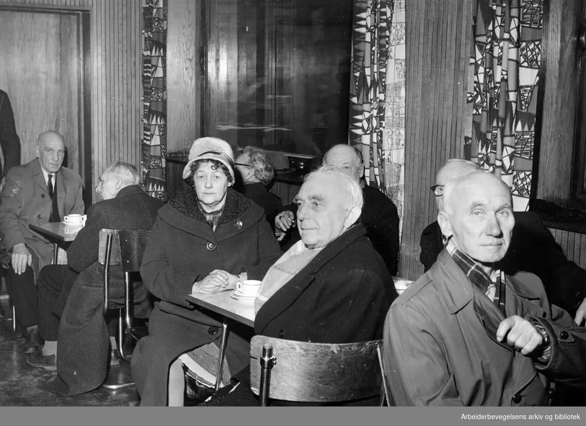 Oslo Stein, Jord- og Sementarbeiderne delte ut julestønad til ca 670 alders- og uførhetstrygdede medlemmer,.desember 1961