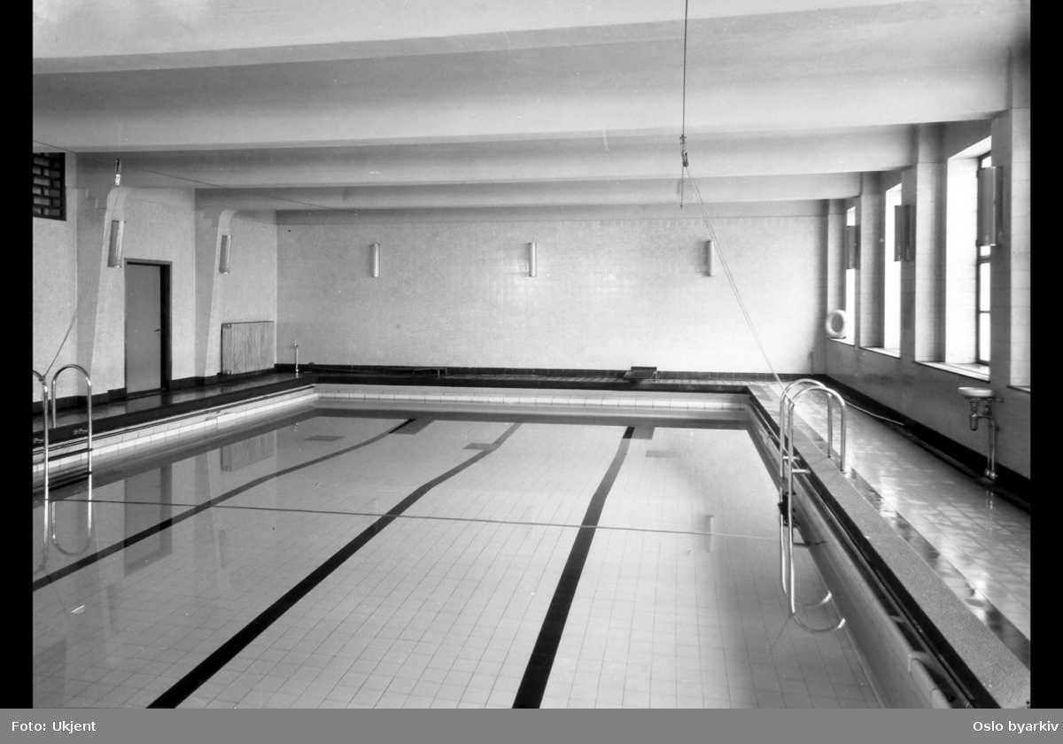 Svømmebasseng, badebasseng, svømmehall. Møllergatens skoles utvidelse, 1933 (albumtittel) (Møllergata skole)