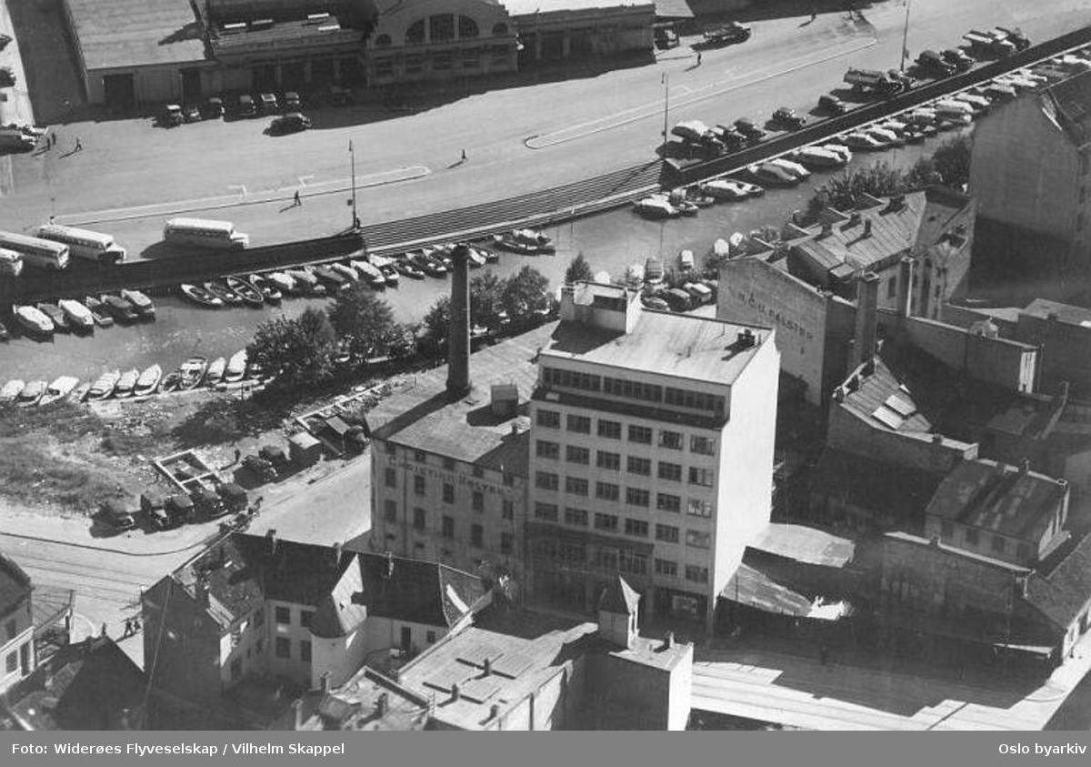 Elvegata (tidl. Bolverksgata), Tomtebrygga (frem til 1972), Vognmannsgata. Tranraffineri, såpe- og lysfabrikk i Elvegata 15. Akerselva. Slaktehuset (Oslo Slaktehus med Kjøtthallen) i bakgrunnen. (Flyfoto)