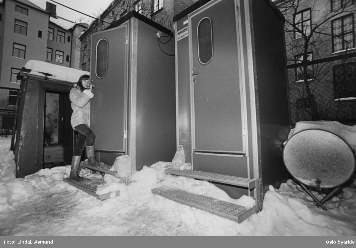 Utedo i bakgården i en bygård. Fotografiet er fra prosjektet og boka ''Oslo-bilder. En fotografisk dokumentasjon av bo og leveforhold i 1981 - 82''. Kontakt Samfoto ved ev. bestilling av kopier.