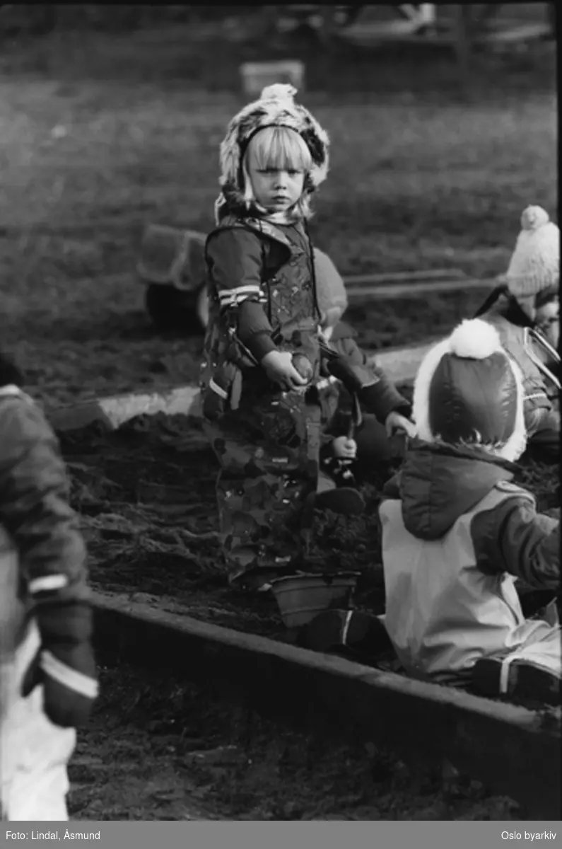 Gutt på fortauet med fiskestang? Fotografiet er fra prosjektet og boka ''Oslo-bilder. En fotografisk dokumentasjon av bo og leveforhold i 1981 - 82''. Kontakt Samfoto ved ev. bestilling av kopier.