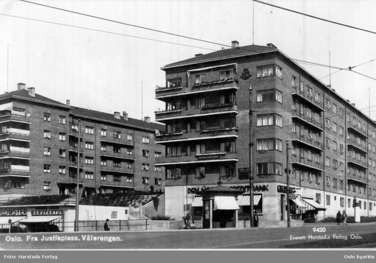Galgeberg borettslag, Galgeberg 3, OBOS sitt første boligkompleks, fra 1936. Hjørnet Åkebergveien - Strømsveien. Butikker, bank. Postkort 9420.