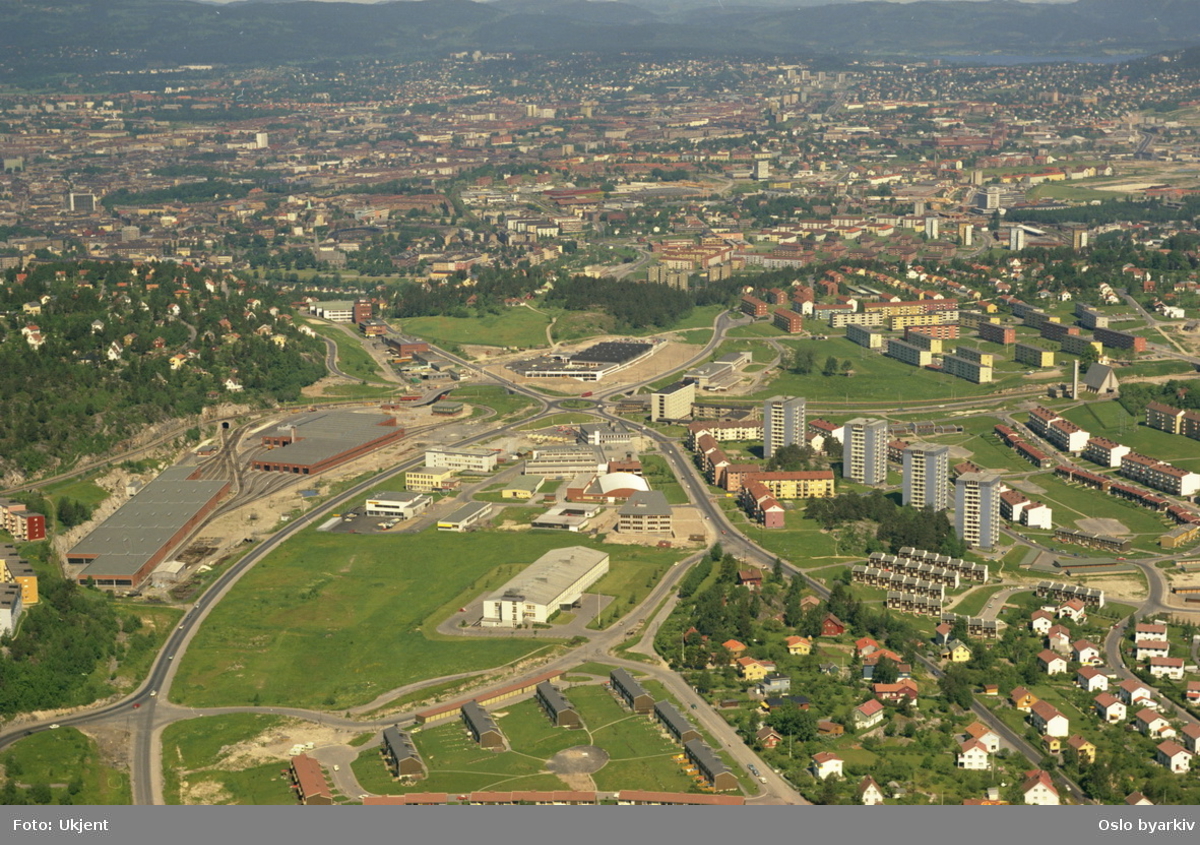 Industriområde på Ryen, med vognhall og verksted for T- banen til venstre. Philips bygget ved sandstuveien nærmest. Fra venstre, dagens E6, Høgdaveien, Enebakkveien og helt til høyre Vekterveien. Nærmest i bakgrunnen Ryenkrysset, og Manglerud kirke til høyre (Flyfoto)