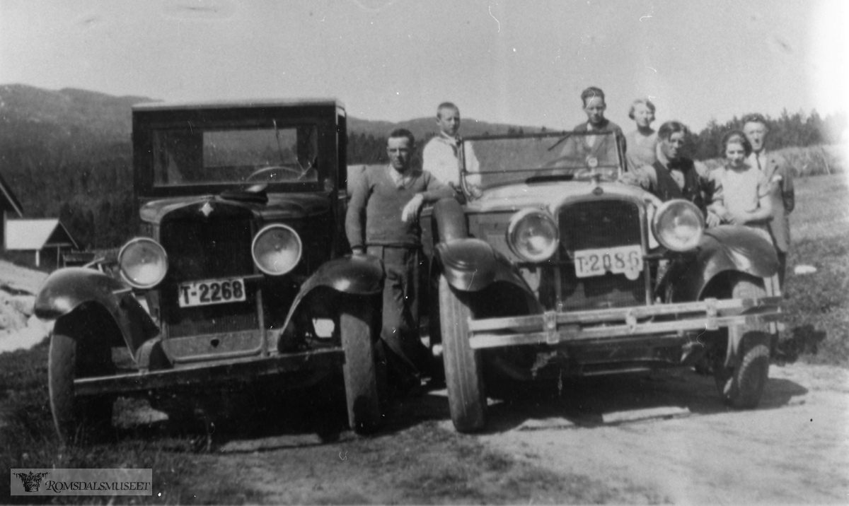 Gruppebilde/bil: .Bil med reg nr T-2268 Chevrolet 1930 mod lastevogn 2tonn og T-2086 Overland Whippet drosje mod 1931 tilhørende Aarø Auto.