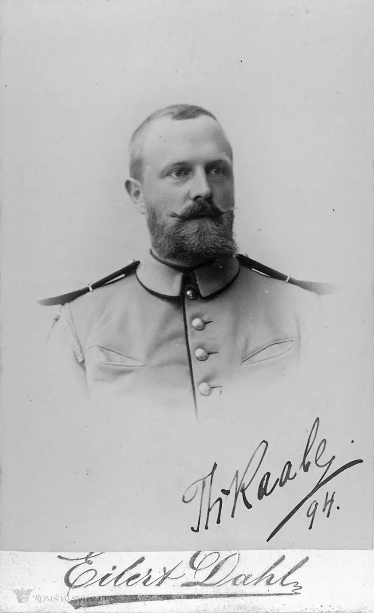 Kaptein Theodor Raabe var gift med Kristine Margarethe (Kitty) Ziegler, datter av oberstltn. Reinhold og fr. Marie Z.iegler (f.Onsum) på Molde.