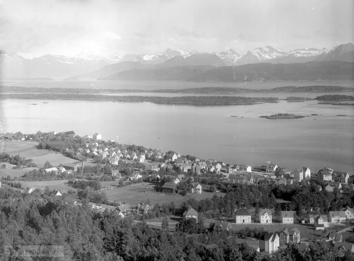 Molde i panorama sett fra Nord, Molde i panorama..Eksportbrygga brant 11.sept.1931.