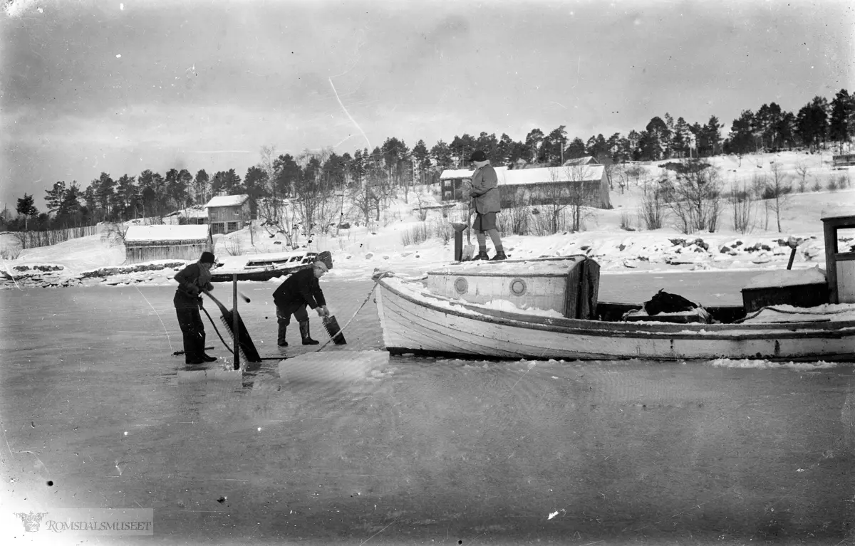 Follestad-båten, båten til Ragnvald Follestad som en gang måtte sages ut av isen på Dragvågen.