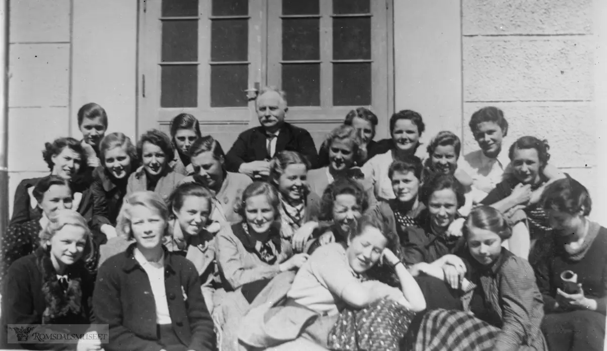 Skoleklasse. (avfotografering).3.klasse middelskolen, ca. 1936